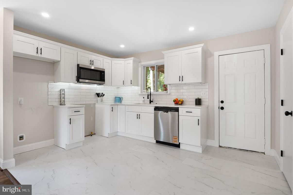 Interior, Kitchen, Marble, Recessed Lighting, Stainless Steel Appliances