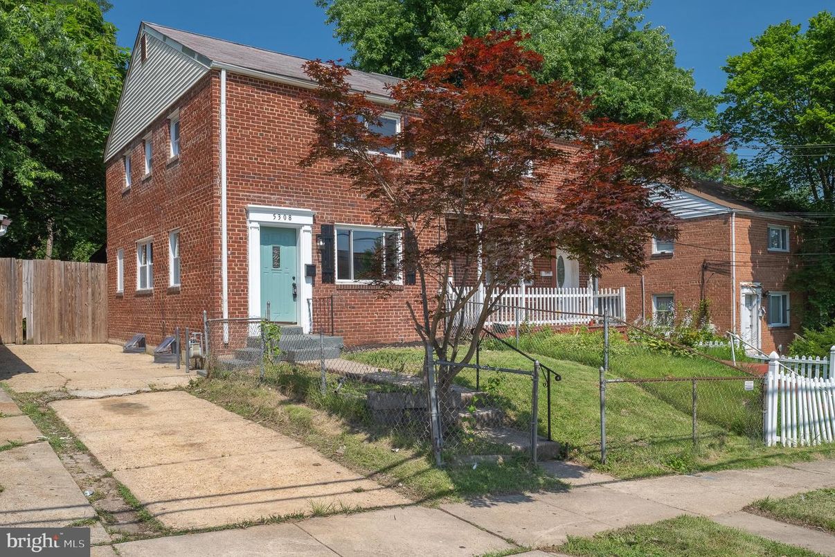 Exterior, Facade, Brick Facade, Rowhouse
