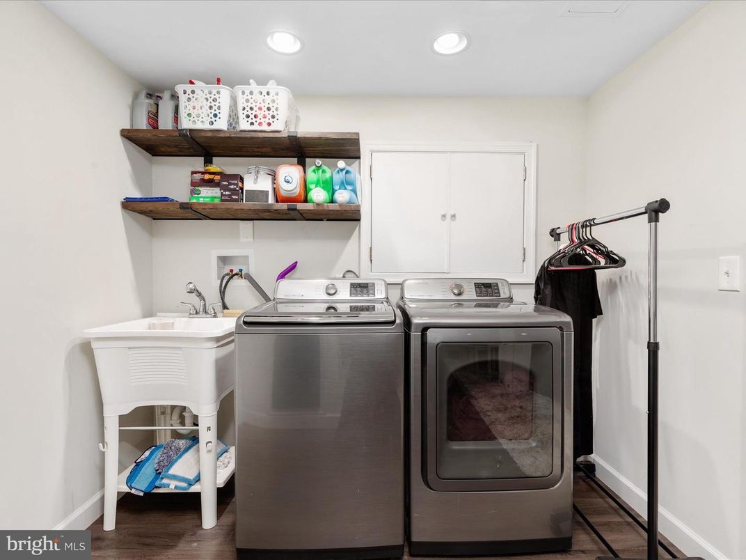 Interior, Recessed Lighting, Washer, Wood Texture Flooring