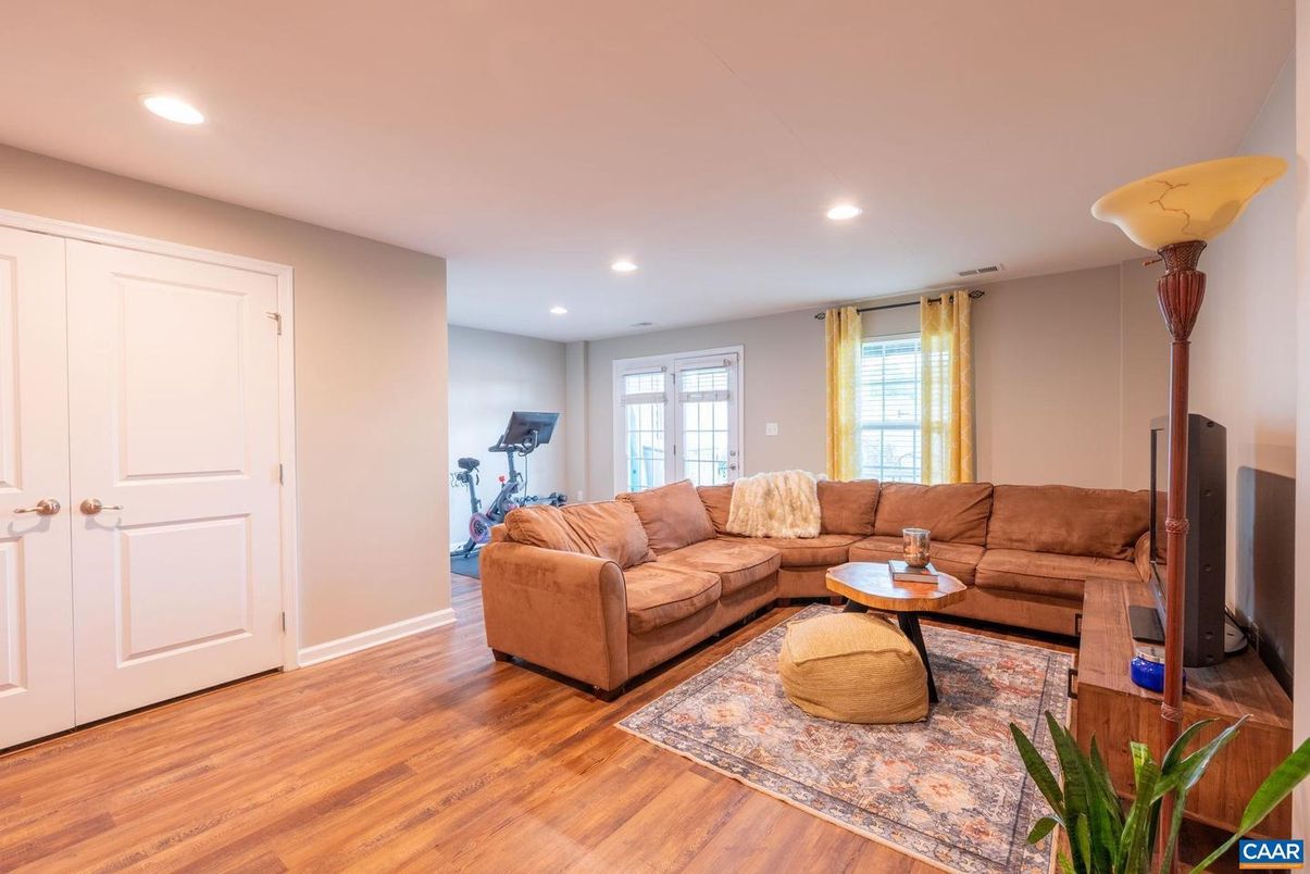 Fitness Equipment, Interior, Living room, Recessed Lighting, Wood Texture Flooring