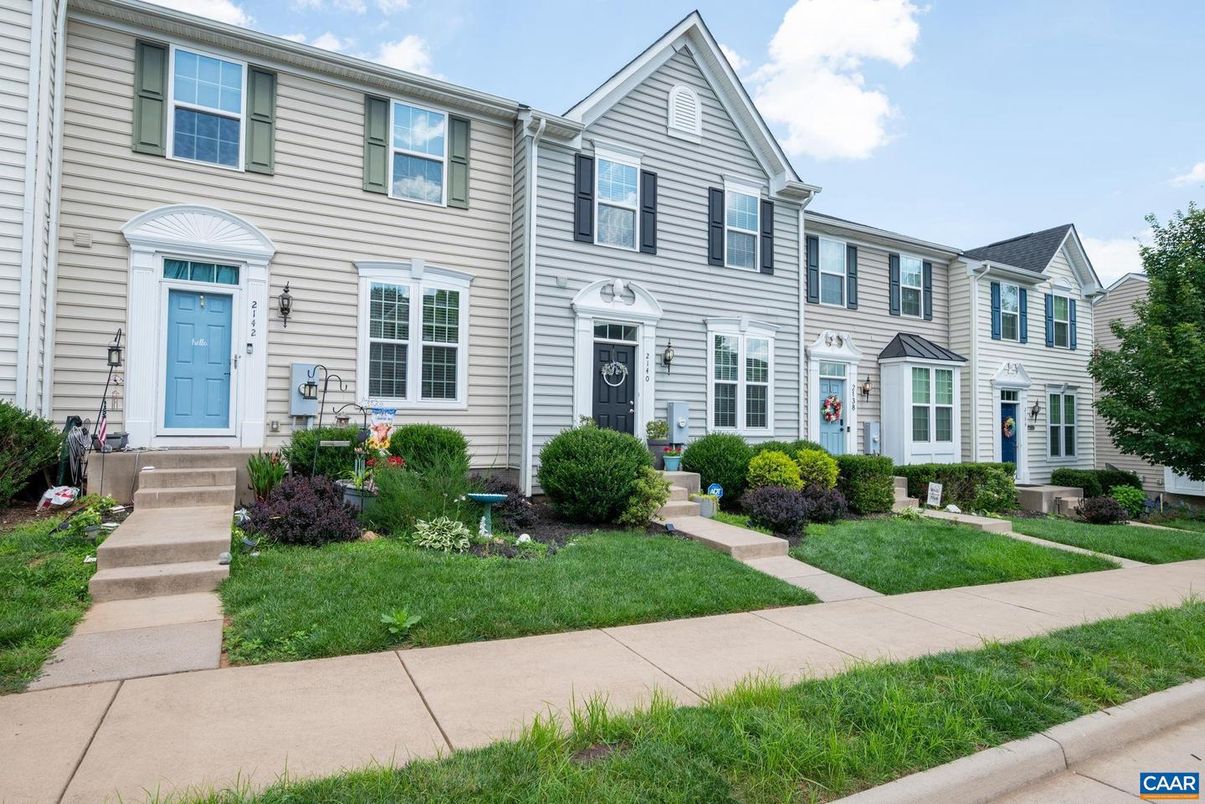 Exterior, Facade, Rowhouse