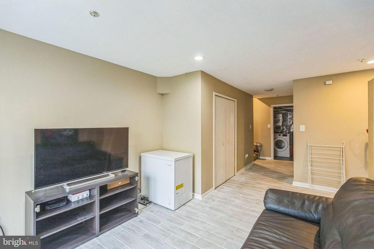 Interior, Recessed Lighting, Washer, Wood Texture Flooring