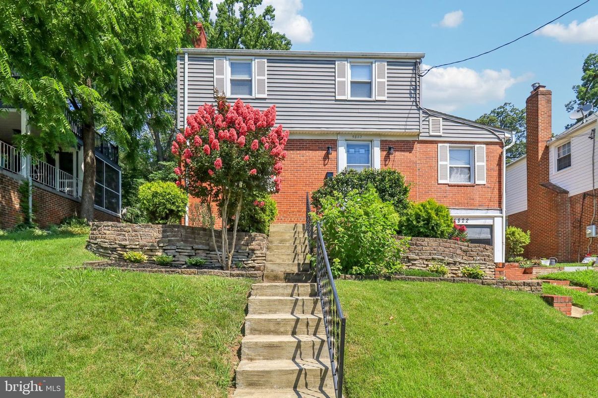 Attached, Exterior, Facade, Brick Facade, American Foursquare
