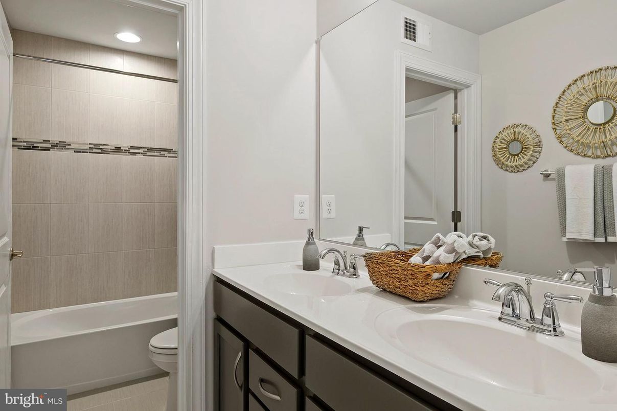 Bathroom, Dual Sink Vanities, Interior, Recessed Lighting