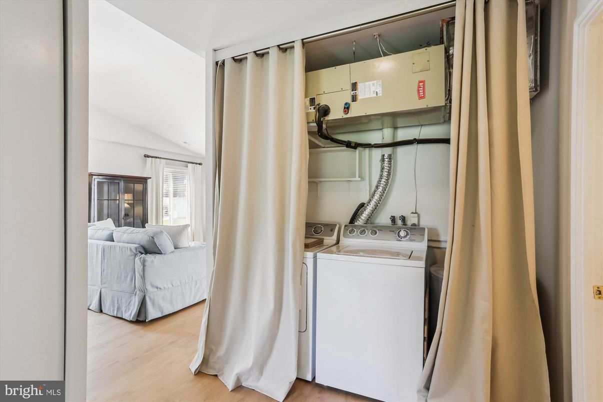 Bedroom, Interior, Utility Closets, Washer, Wood Texture Flooring
