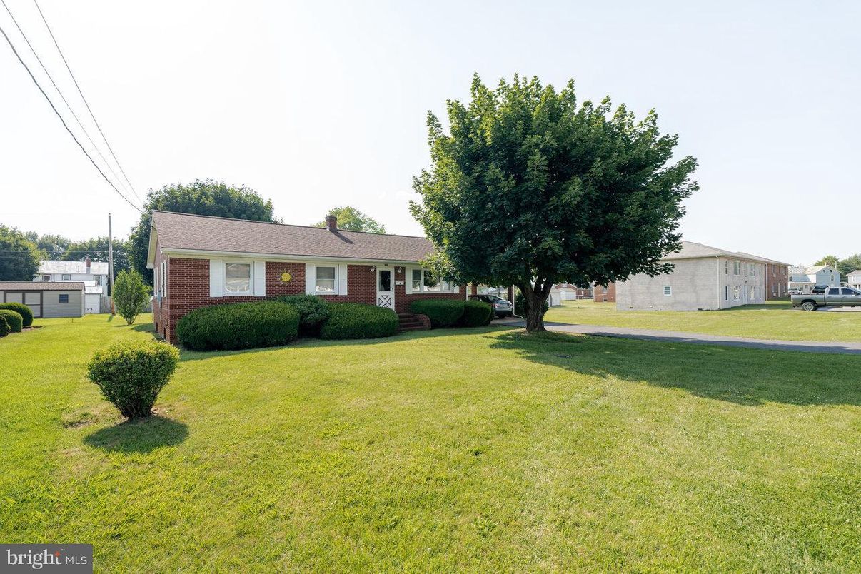 Backyard, Exterior, Facade, Brick Facade, Cape Cod