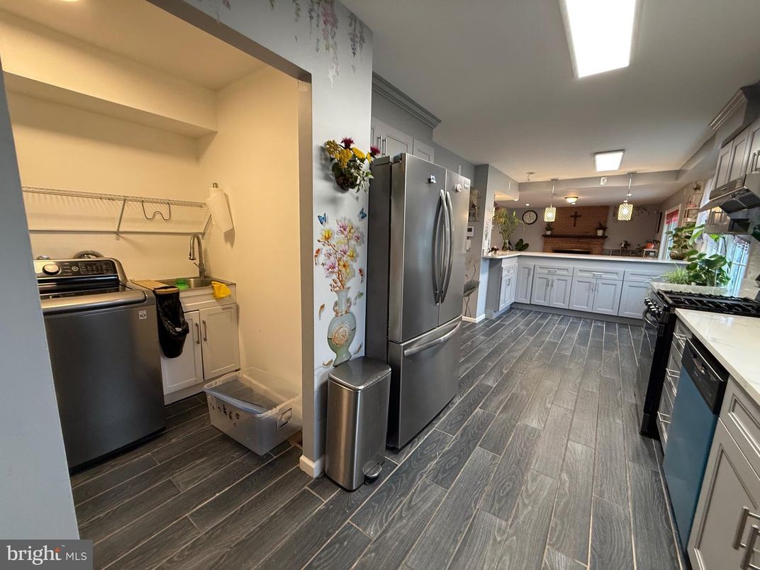 Interior, Kitchen, Washer, Wood Texture Flooring