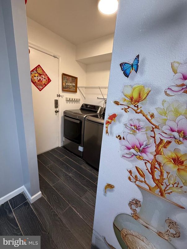 Interior, Recessed Lighting, Washer, Wood Texture Flooring