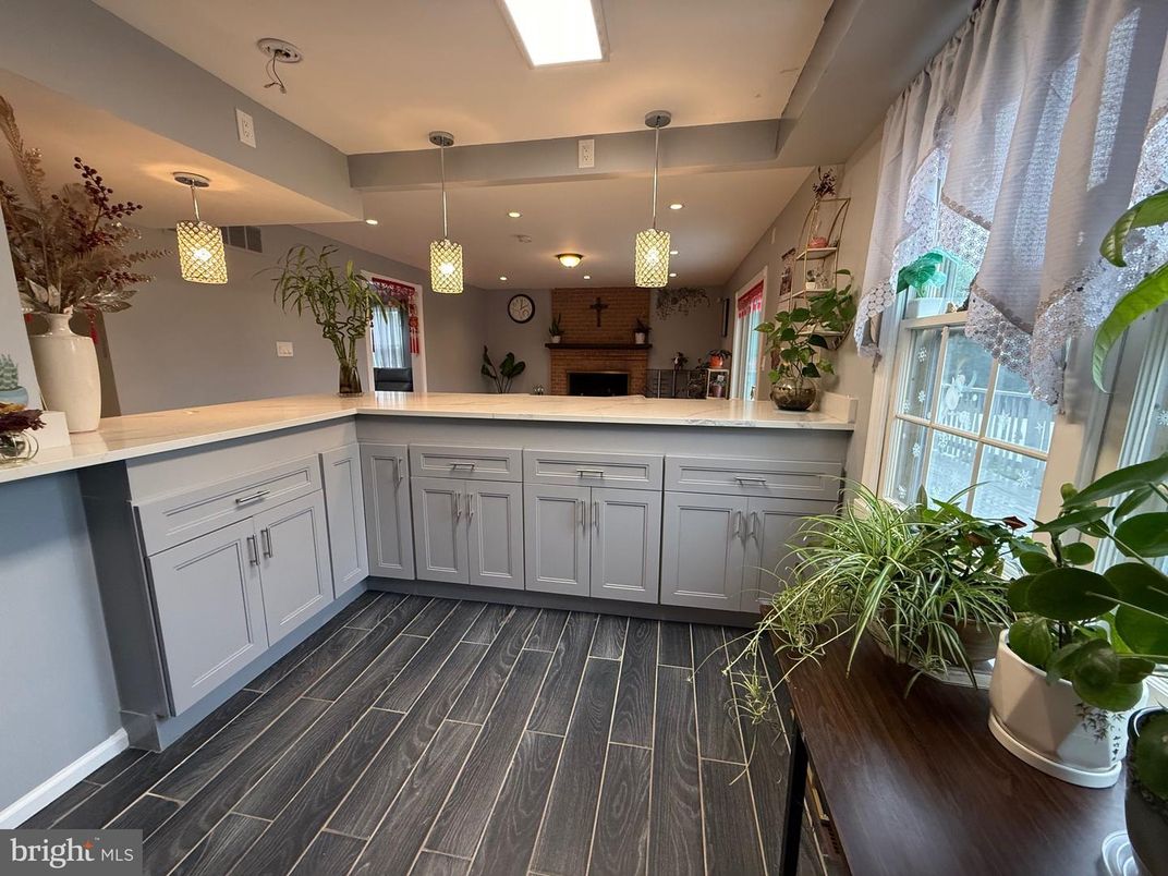 Interior, Pendant Lights, Recessed Lighting, Wood Texture Flooring
