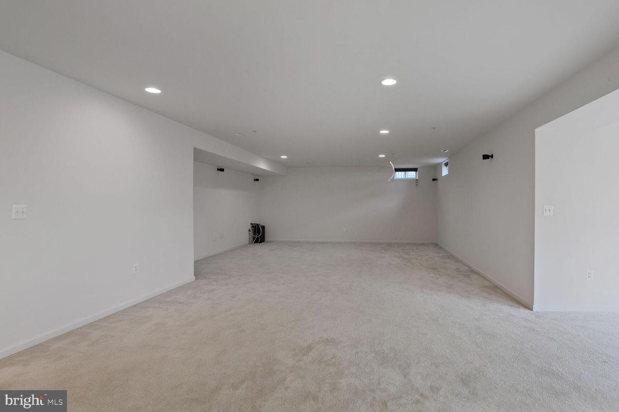 Empty room, Interior, Recessed Lighting