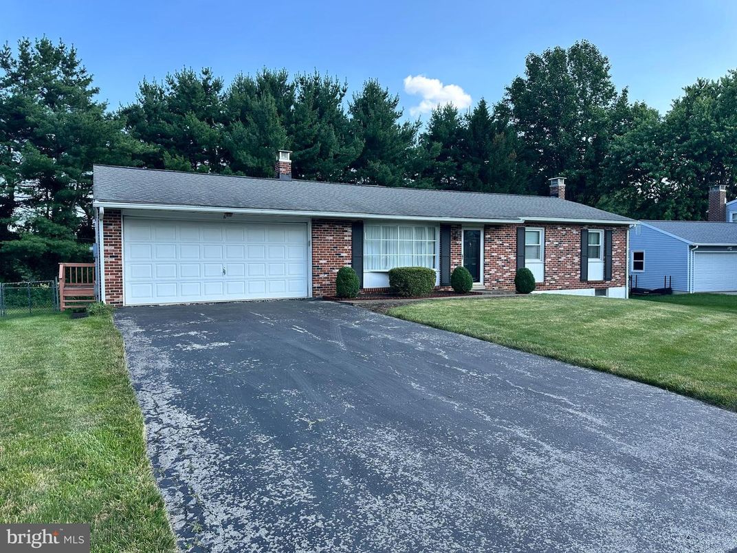 Attached, Exterior, Facade, Brick Facade, Ranch