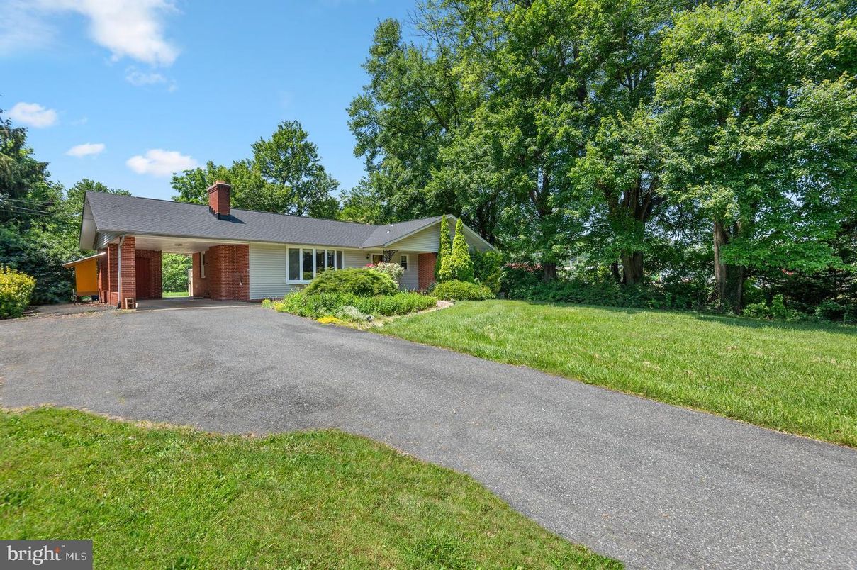 Backyard, Exterior, Facade, Brick Facade, Ranch