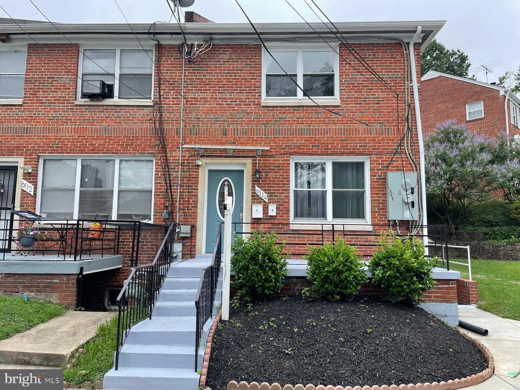 Exterior, Facade, Brick Facade, Rowhouse