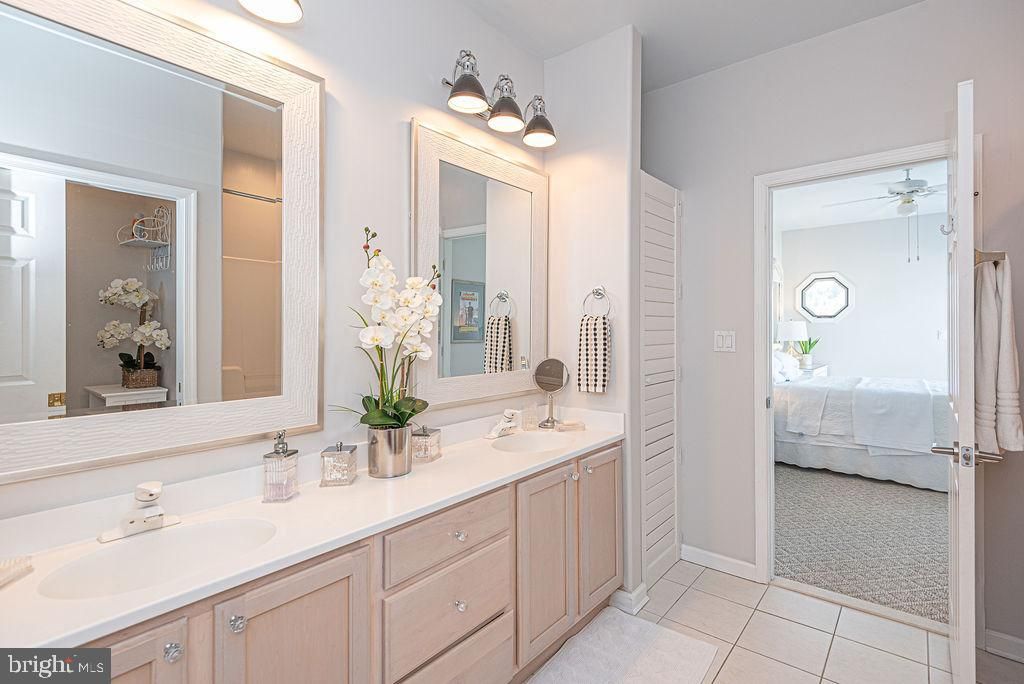 Bathroom, Bedroom, Dual Sink Vanities, Interior