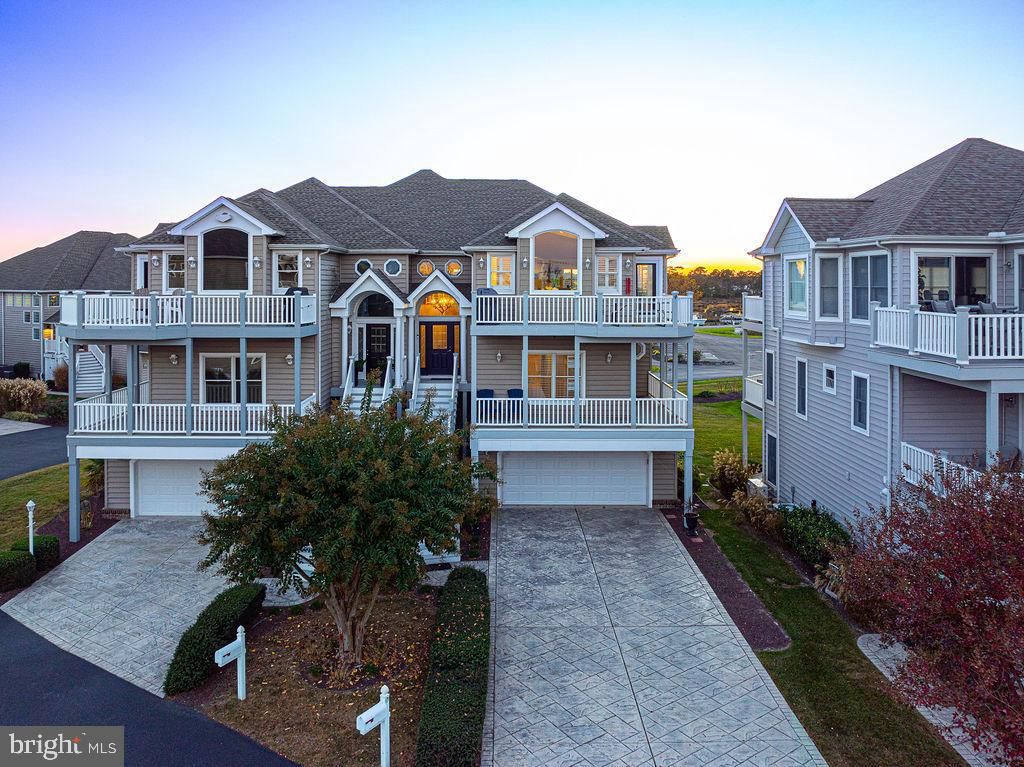 Attached, Exterior, Facade, Queen Anne Victorian