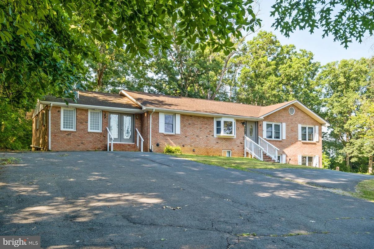 Exterior, Facade, Brick Facade, Ranch