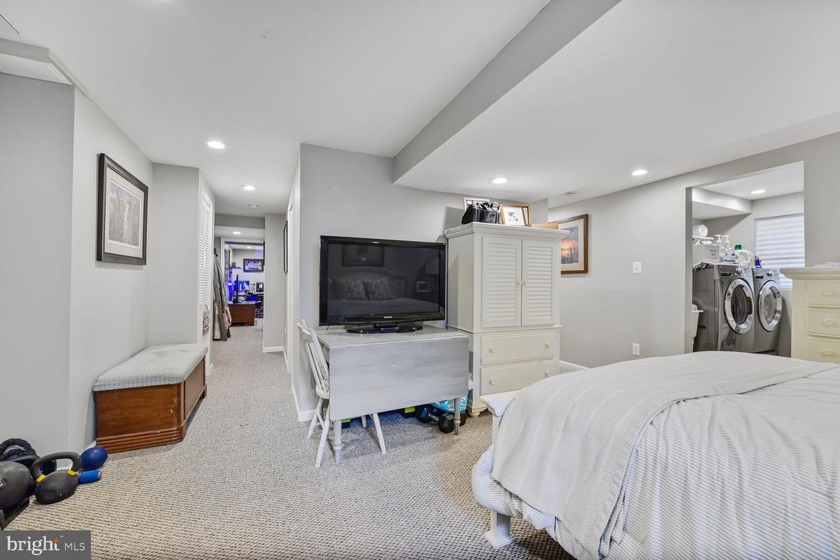 Bedroom, Home Office, Interior, Recessed Lighting, Washer
