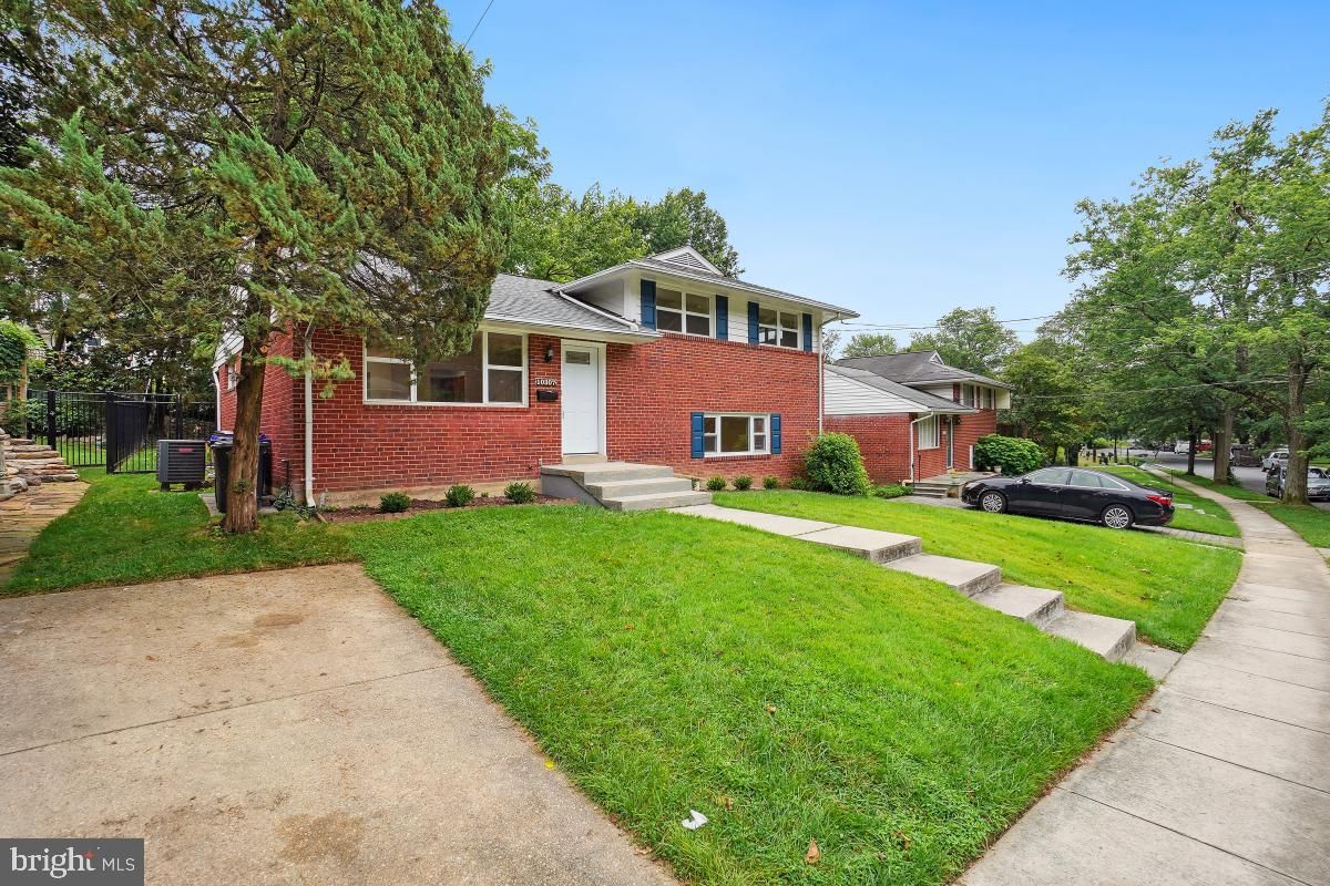 Exterior, Facade, Brick Facade, Split Level