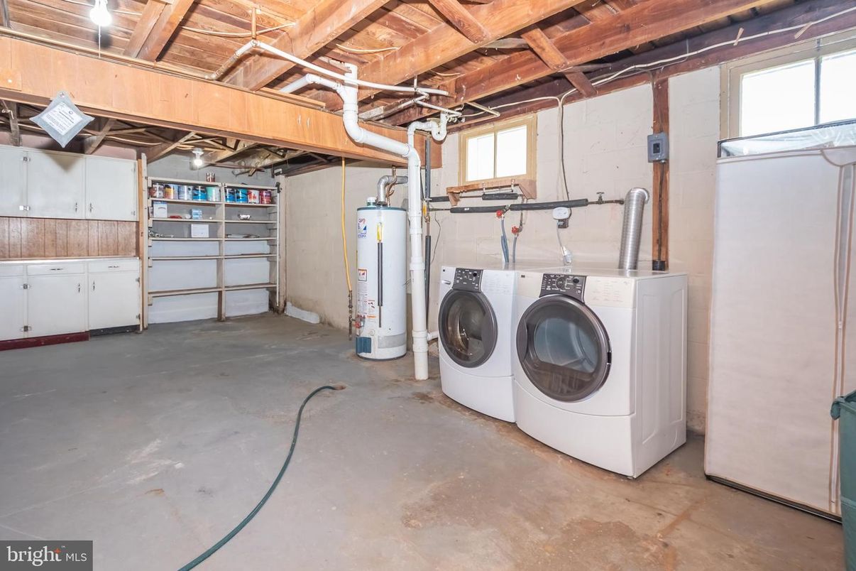 Garage, Interior, Washer, Wooden Beams, Wooden Ceilings