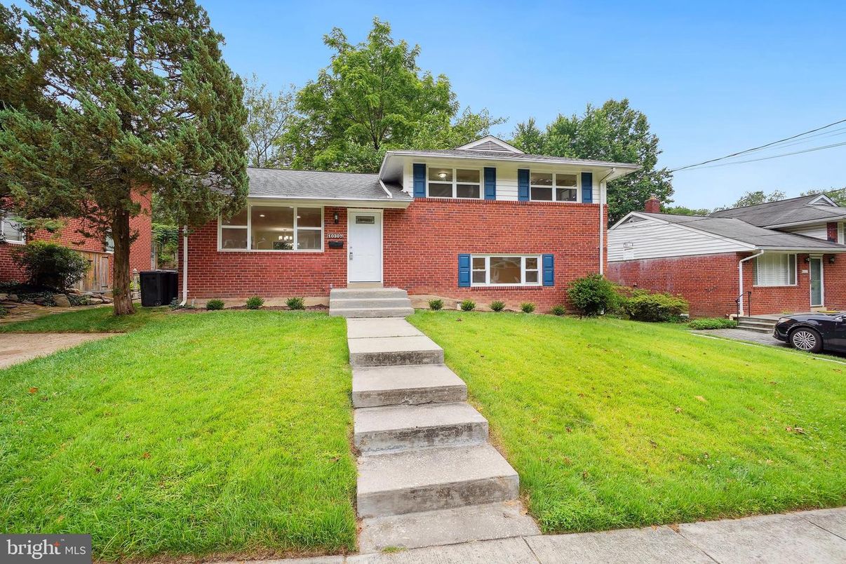 Exterior, Facade, Brick Facade, Split Level