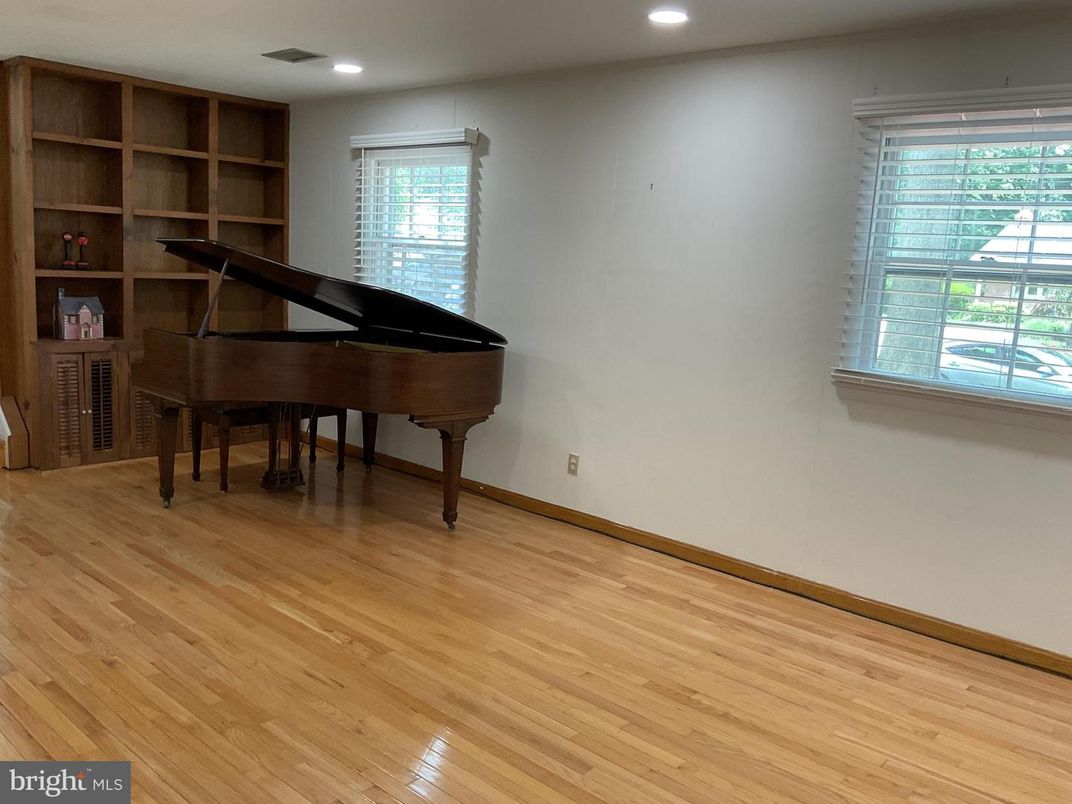 Interior, Piano, Recessed Lighting, Wood Texture Flooring