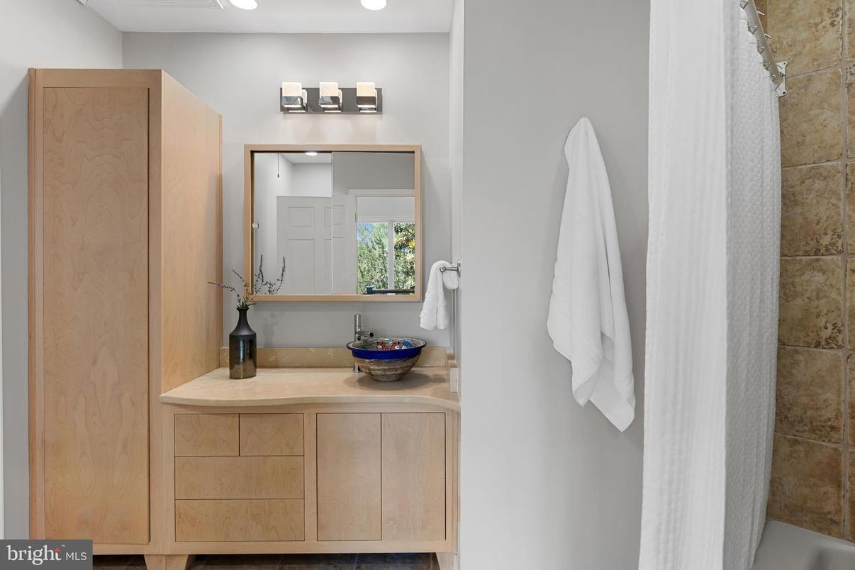 Bathroom, Interior, Recessed Lighting