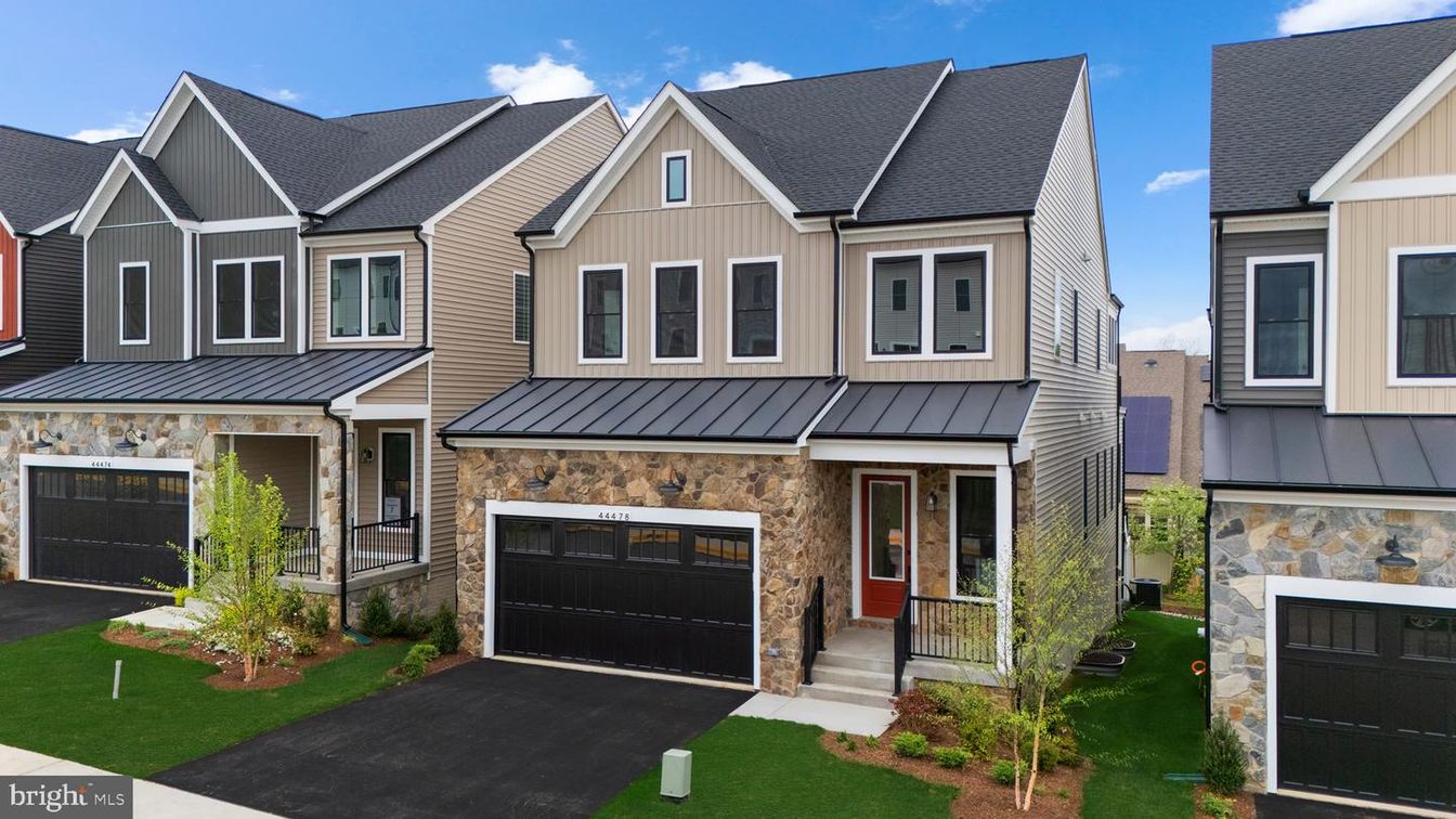 Attached, Exterior, Facade, Rowhouse