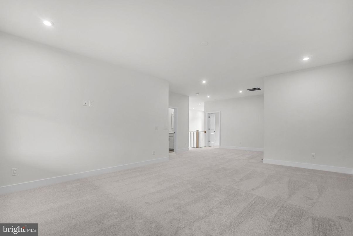 Empty room, Interior, Recessed Lighting