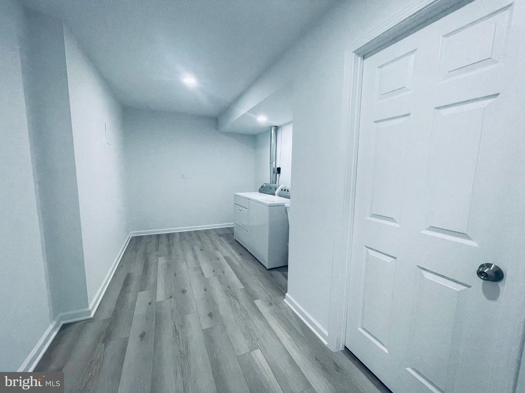 Interior, Recessed Lighting, Washer, Wood Texture Flooring
