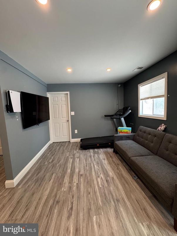 Fitness Equipment, Interior, Living room, Recessed Lighting, Wood Texture Flooring