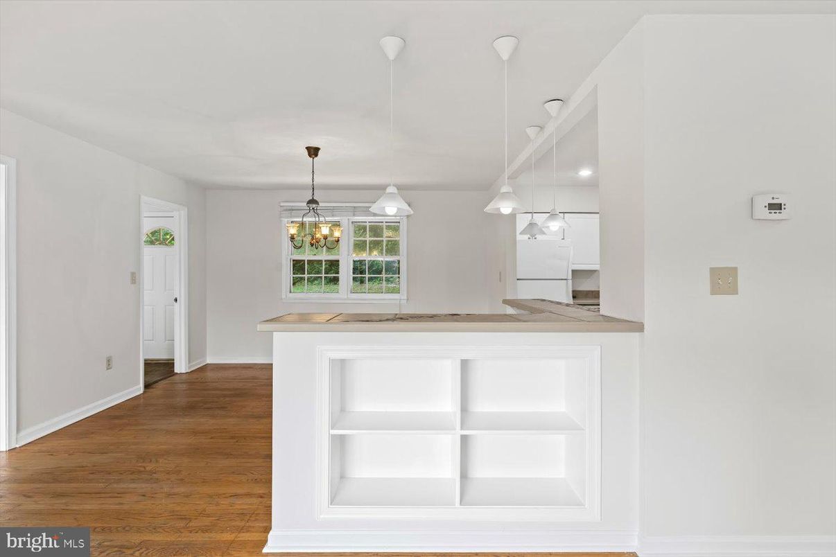 Interior, Pendant Lights, Wood Texture Flooring