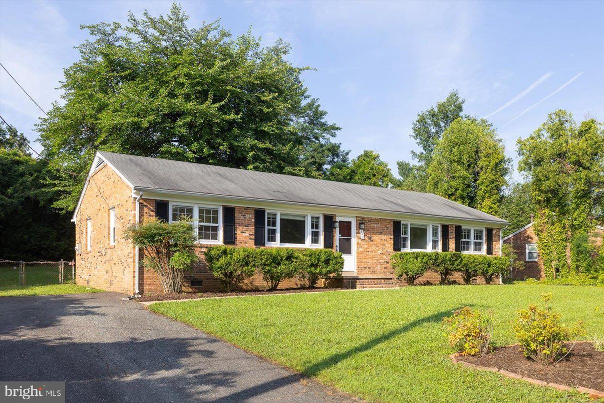 Exterior, Facade, Brick Facade, Cape Cod