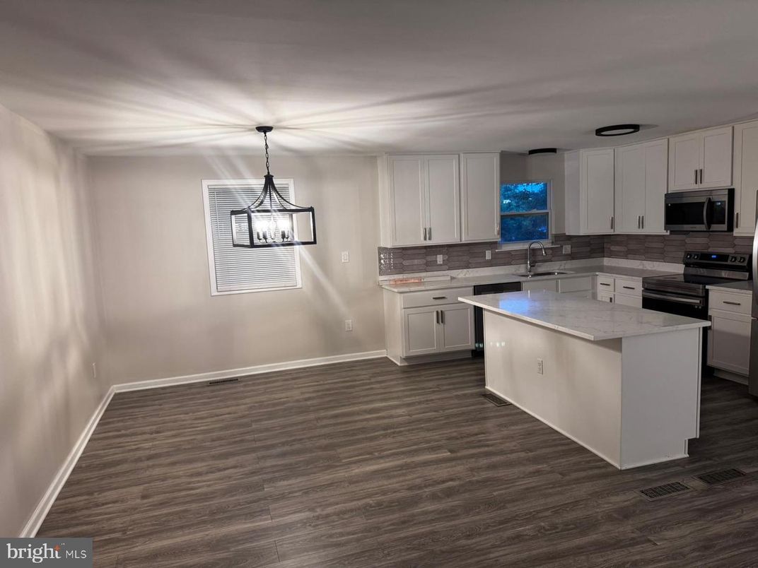 Interior, Kitchen, Pendant Lights, Wood Texture Flooring