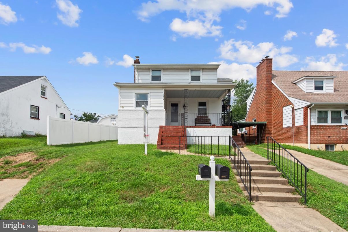 Backyard, Exterior, Facade, Brick Facade, American Foursquare