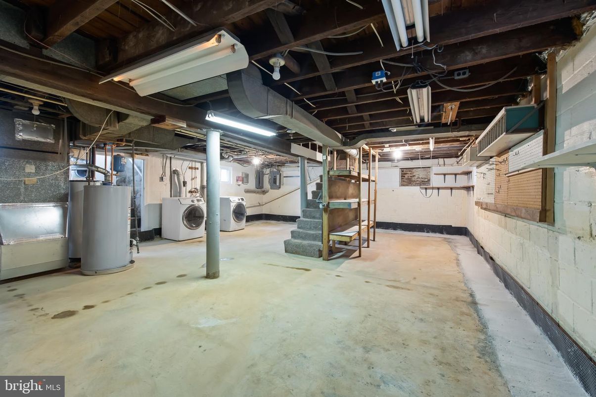 Interior, Washer, Wooden Beams