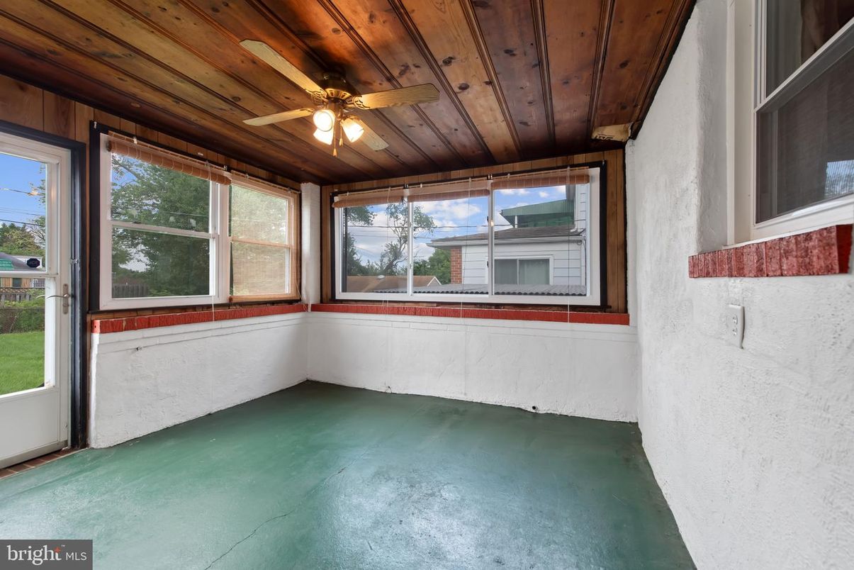 Empty room, Interior, Sun Room, Wooden Ceilings