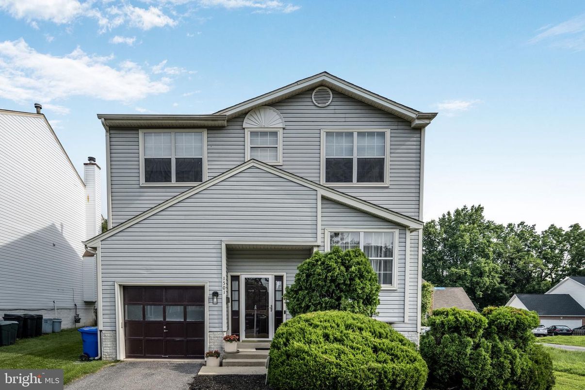 Attached, Exterior, Facade, American Craftsman