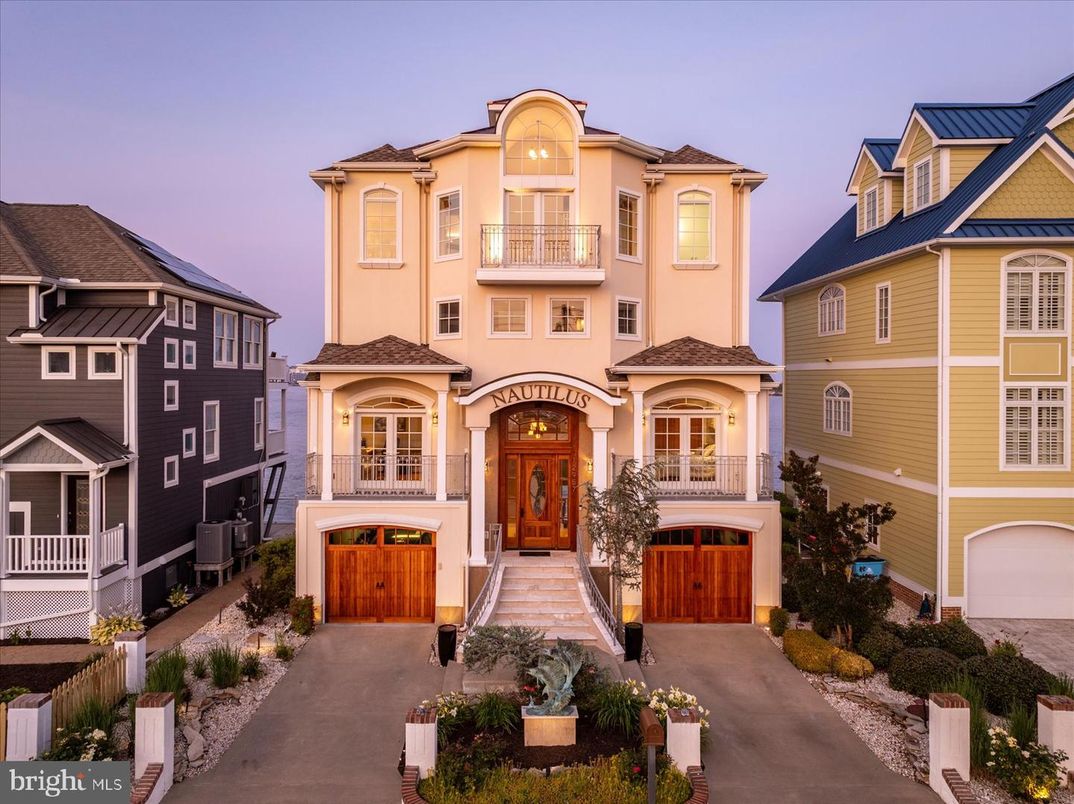 Attached, Exterior, Facade, French Provincial