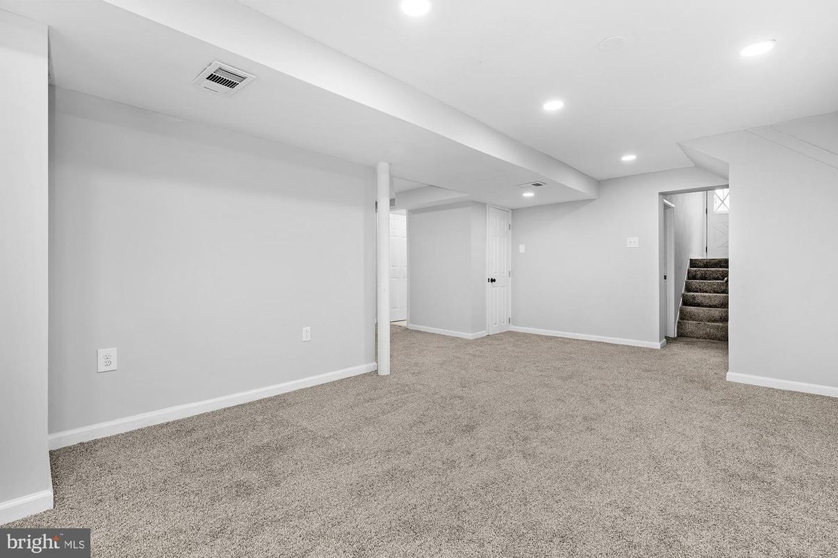 Empty room, Interior, Recessed Lighting