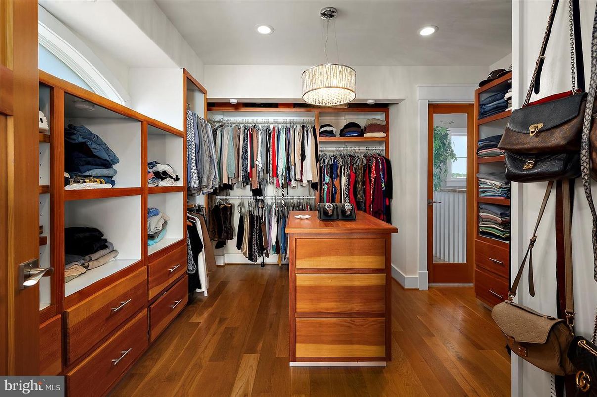 Interior, Pendant Lights, Recessed Lighting, Walk-in Closets, Wood Texture Flooring