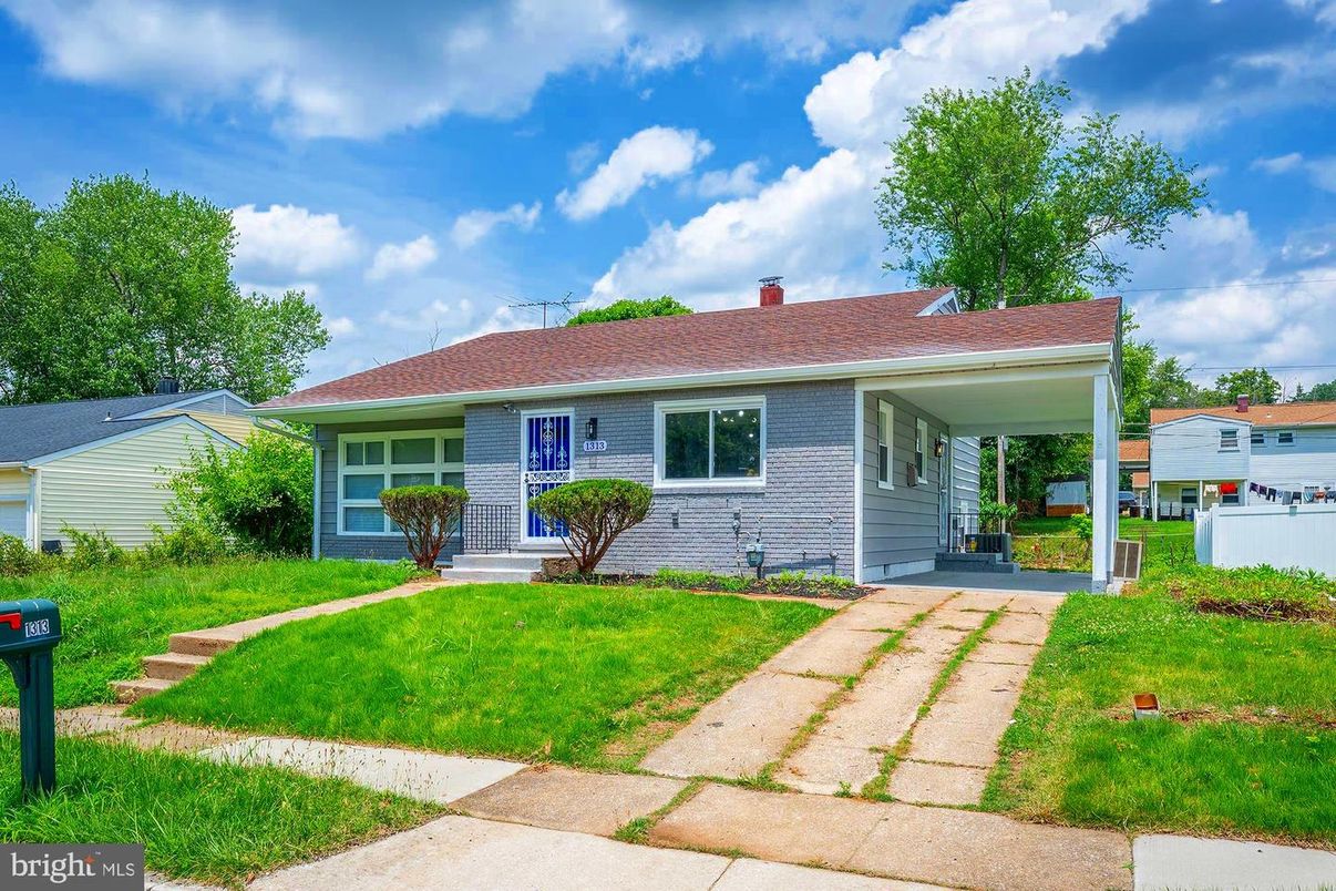 Backyard, Exterior, Facade, Ranch