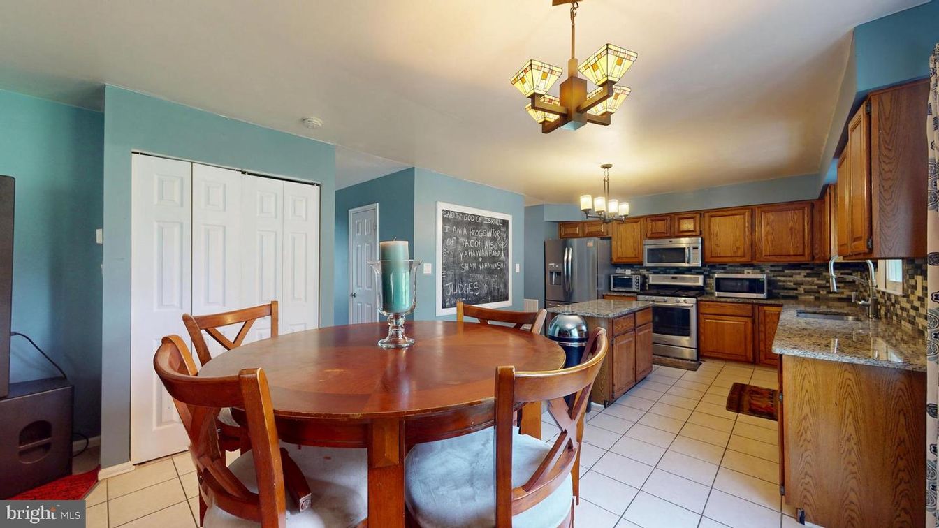 Chandelier, Dining room, Interior, Kitchen, Stainless Steel Appliances