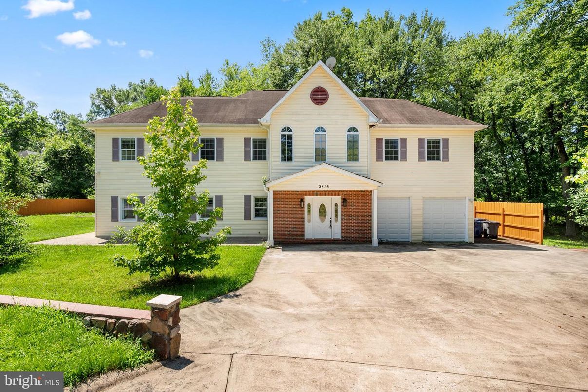 Attached, Exterior, Facade, Brick Facade, Georgian
