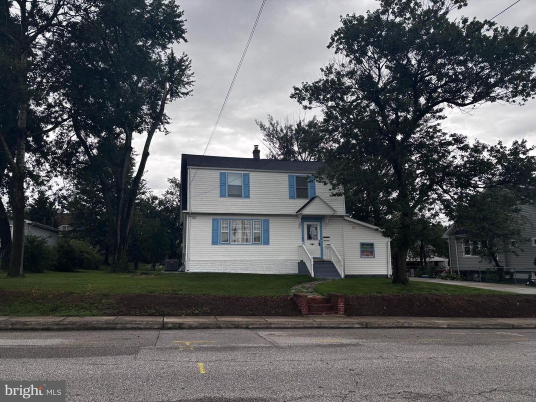 Exterior, Facade, Raised Ranch