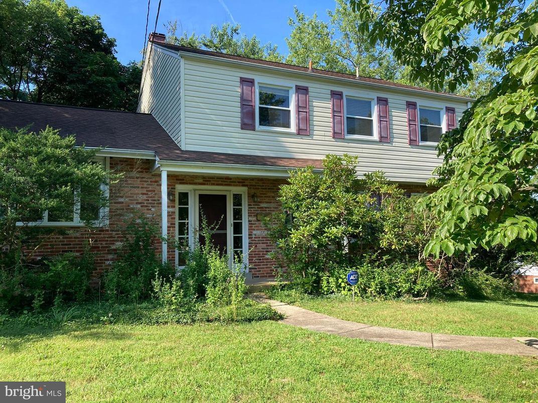 Exterior, Facade, Brick Facade, Raised Ranch