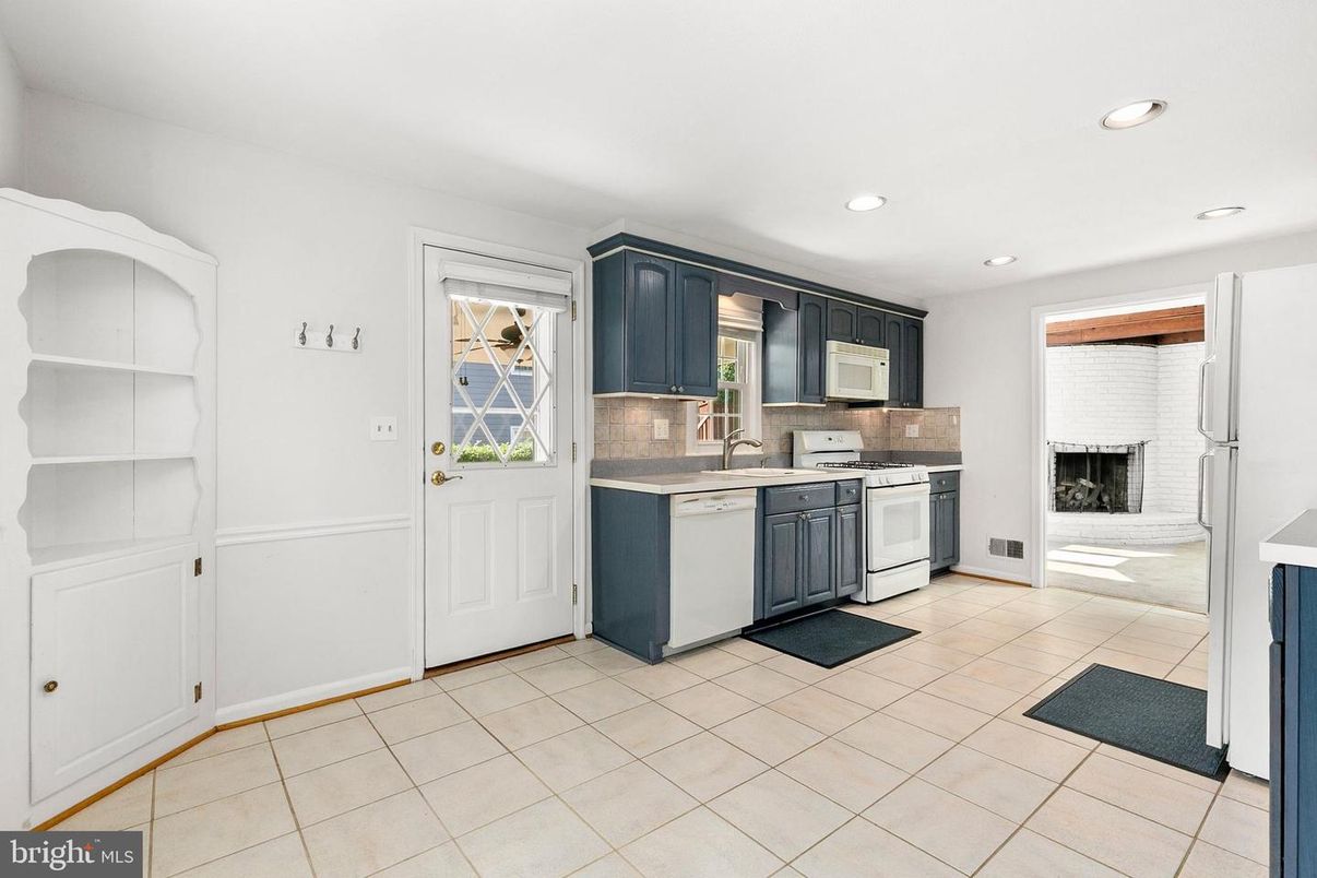 Fireplace, Interior, Kitchen, Recessed Lighting