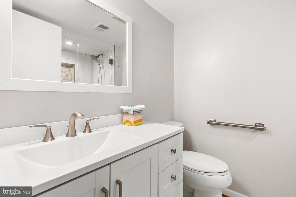 Bathroom, Interior, Marble Walls, Recessed Lighting
