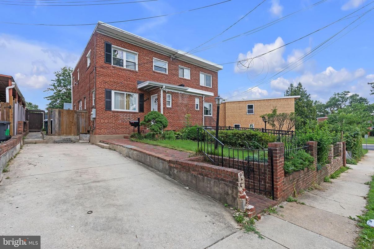 Exterior, Facade, Brick Facade, Rowhouse