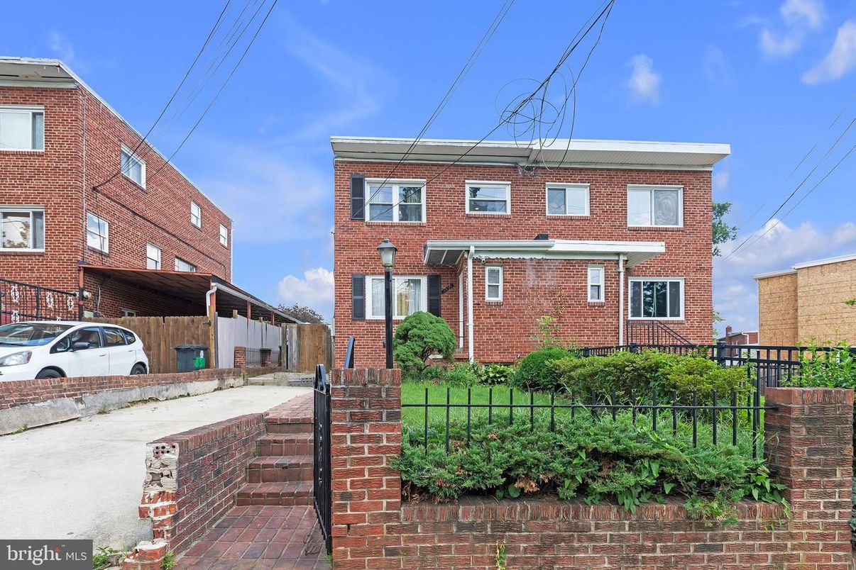 Exterior, Facade, Brick Facade, Rowhouse