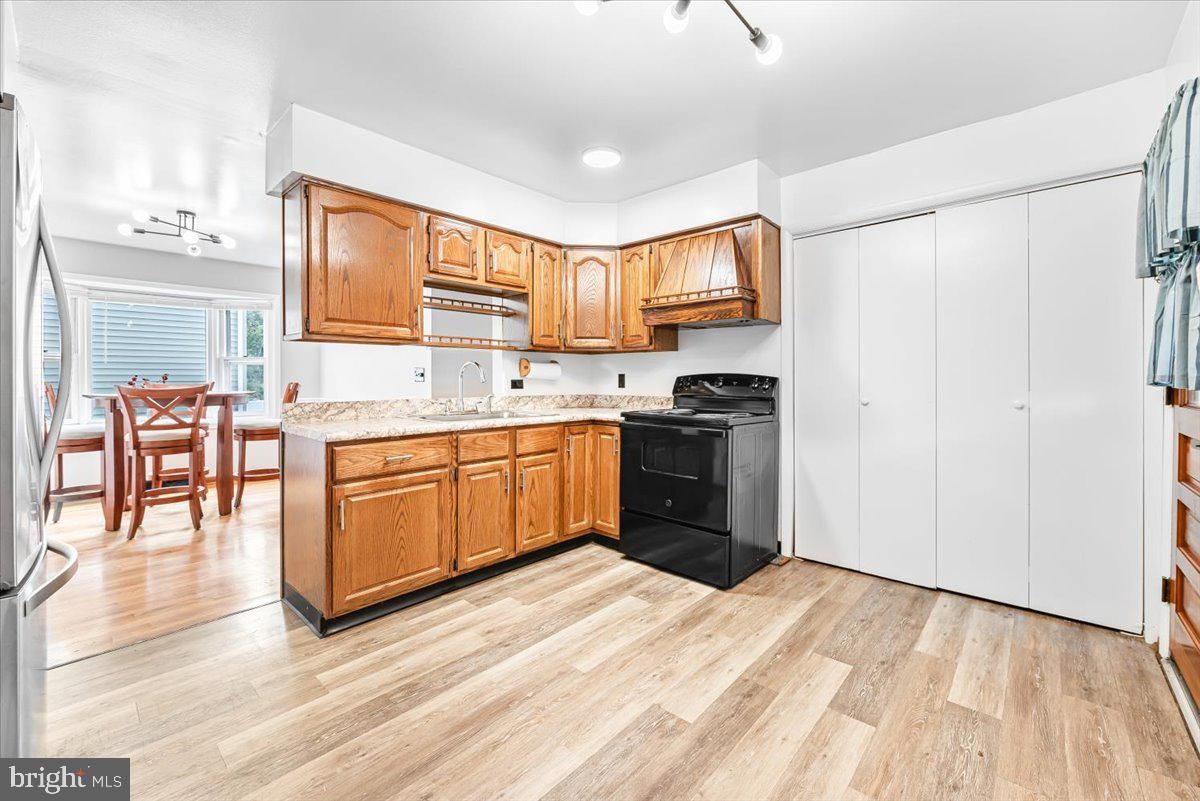 Dining room, Interior, Kitchen, Recessed Lighting, Wood Texture Flooring
